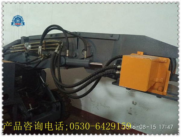 扒渣机所有操作都集中在两个主令控制器上